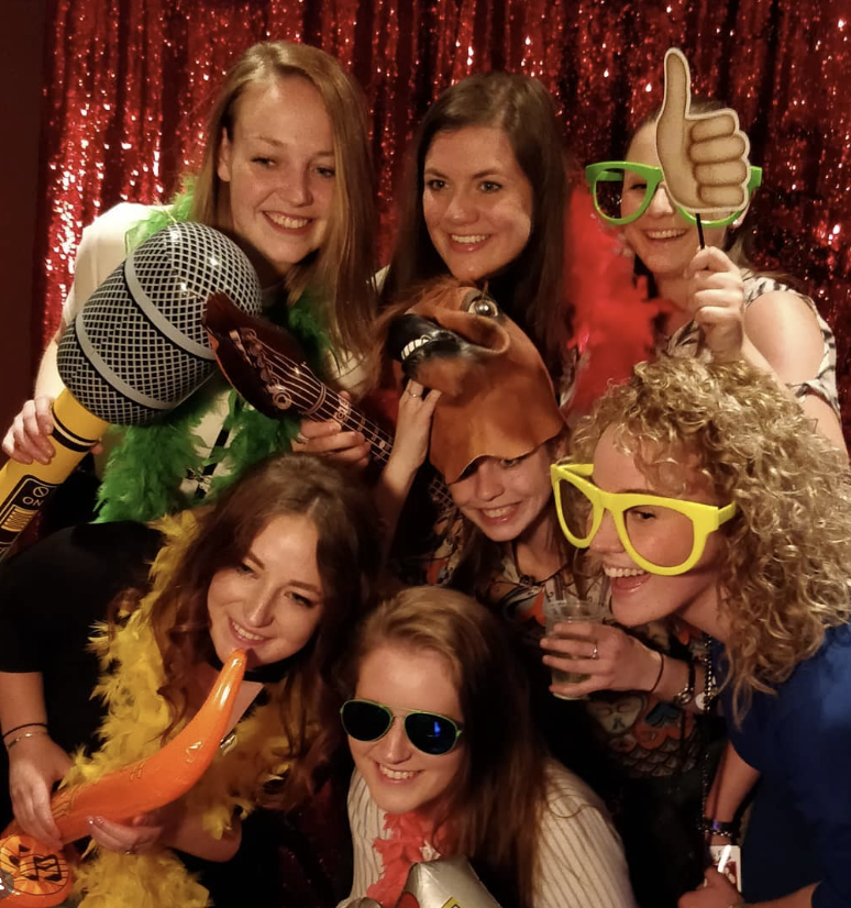 Vriendinnen met props bij de Mirrorbooth