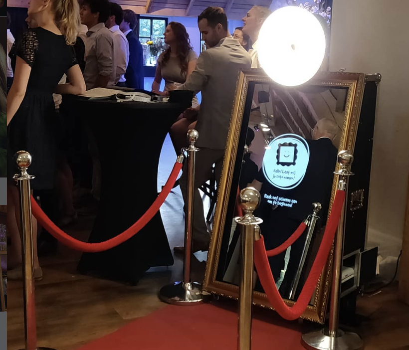 De Mirrorbooth met rode loper en VIP-palen op een feest