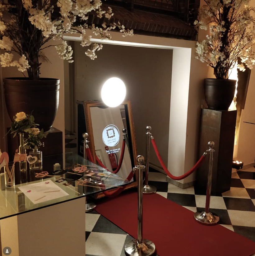 Spiegel photobooth (Mirrorbooth) met rode loper op een bruiloft