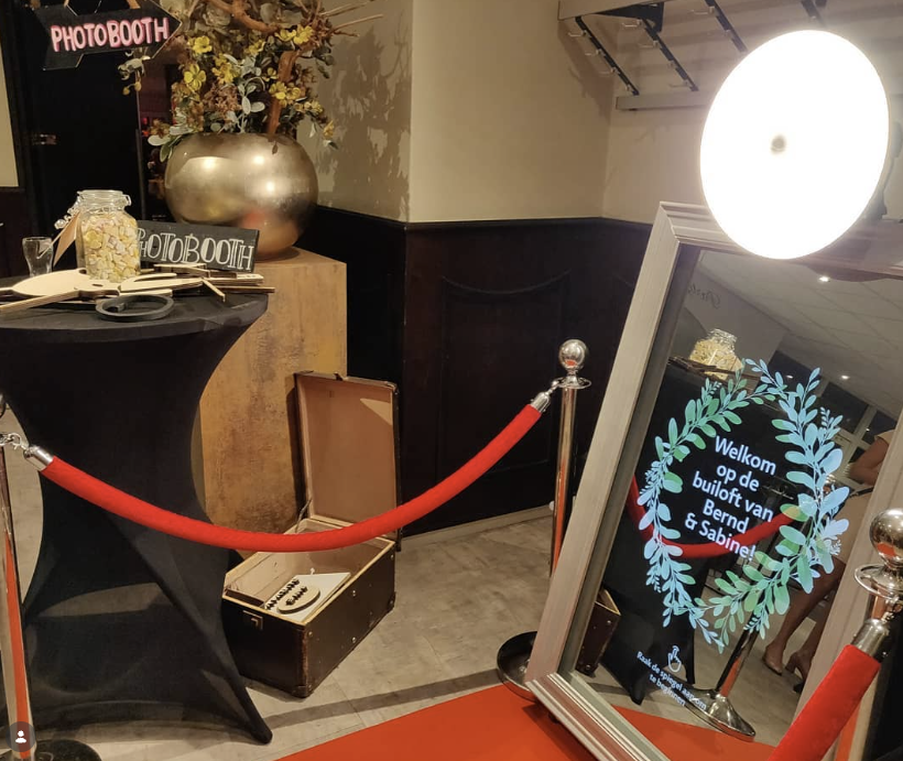 Mirrorbooth op een bruiloft met gepersonaliseerd welkomstscherm